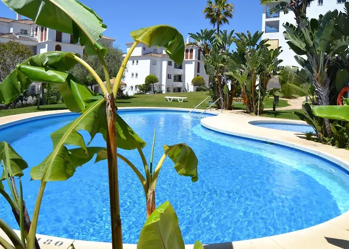 Luxury Garden Apartment - Walking Distance To The Sea