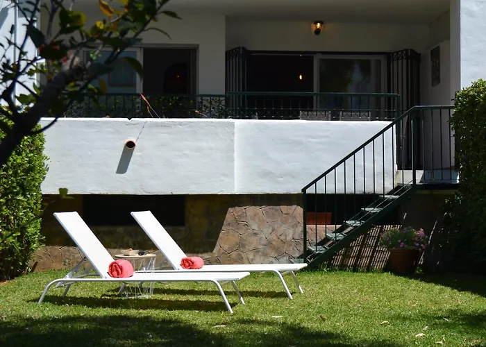 Luxury Garden Apartment - Walking Distance To The Sea