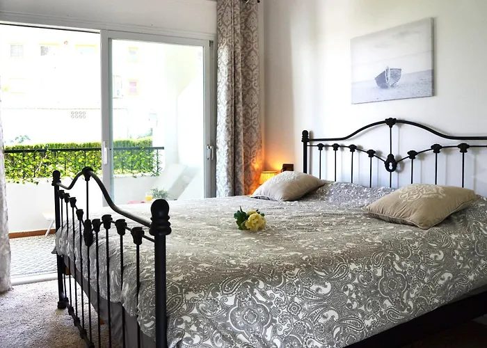 Luxury Garden Apartment - Walking Distance To The Sea