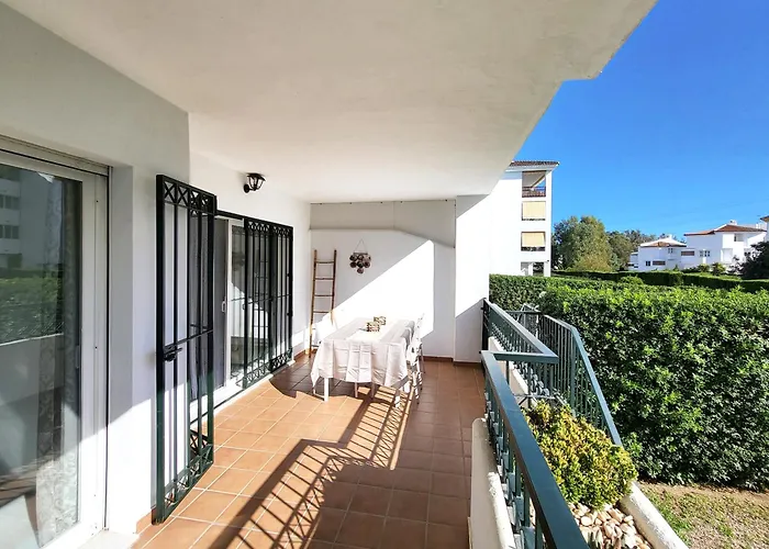 Luxury Garden Apartment - Walking Distance To The Sea